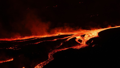etna-volcán-erupción El aeropuerto de Catania-Fontanarossa, en el este de Sicilia, mantiene suspendidas sus operaciones