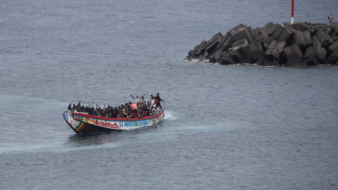 Cayuco Canarias Un grupo de migrantes alcanza la isla canaria de El Hierro en agosto de 2024.