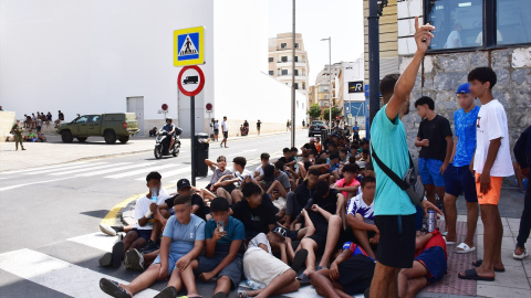 Menores Ceuta Un grupo de menores espera para ser filiado en una comisaría de la Policía Nacional, a 10 de agosto de 2026, en Ceuta.