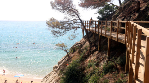 Un dels trams del camí de ronda amb la passarel·la que hi ha en un extrem de cala Cristus Un dels trams del camí de ronda amb la passarel·la que hi ha en un extrem de cala Cristus