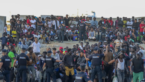 Personas migrantes este martes, en la playa El Trampolín, de Ceuta, a 9 de agosto de 2026. Personas migrantes este martes, en la playa El Trampolín, de Ceuta, a 9 de agosto de 2026.