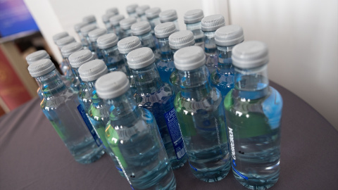 botella-agua El consumidor podrá recuperar los 10 céntimos al entregar correctamente el envase.