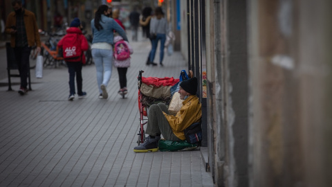 Una persona sin techo pide limosna en las calles de Barcelona. Una persona sin techo pide limosna en las calles de Barcelona.