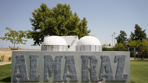 Vista del cartel de entrada a la central nuclear de Almaraz, en la provincia de Cáceres. Vista del cartel de entrada a la central nuclear de Almaraz, en la provincia de Cáceres.