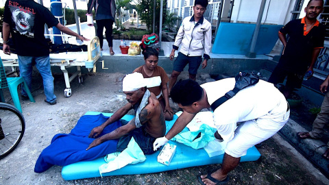 Personal socorriendo a un herido del terremoto en Indonesia. Personal socorriendo a un herido del terremoto en Indonesia.