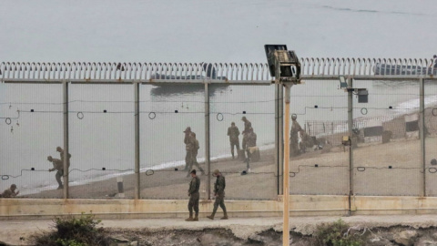 El espigón del Tarajal que separa Ceuta de Marruecos, este sábado. El espigón del Tarajal que separa Ceuta de Marruecos, este sábado.