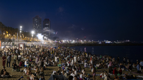 La playa de la Barceloneta durante la celebración de la tradicional verbena de Sant Joan, a 23 de junio de 2026. La playa de la Barceloneta durante la celebración de la tradicional verbena de Sant Joan, a 23 de junio de 2026.