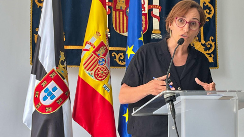 CEUTA (ESPAÑA), 16/08/2026.- La ministra de Sanidad, Mónica García durante la rueda de prensa tras su encuentro con el presidente de la Ciudad Autónoma de Ceuta, Juan Jesús Vivas (no en la imagen) en el Palacio autonómico para tratar la crisis sanitaria y migratoria que padece la ciudad. EFE/Reduan