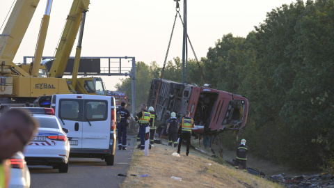 aff7aab76f426c1f5ed33f5f9cf3dd2099fad055w Mezõkeresztes (Hungary), 16/08/2026.- Emergency services attend the scene after a tourist bus travelling from Poland went off the road and overturned in a ditch along the M3 motorway between Mezokeresztes and Mezonagymihaly, Hungary, 16 August 2026. A dozen people were killed and others were seriously injured. (Hungría, Polonia) EFE/EPA/ZOLTAN MATHE HUNGARY OUT