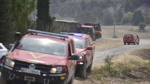 EuropaPress_7716720_vehiculos_ume_labores_extincion_incendio_forestal_16_agosto_2026_penas Vehículos de la UME durante las labores de extinción de un incendio forestal, a 16 de agosto de 2026, en Las Peñas de Riglos, Huesca, Aragón (España). El operativo desplazado al incendio forestal de Las Peñas de Riglos (Huesca) alcanza este domingo la cifra histórica de un millar de efectivos, con la incorporación de un centenar de bomberos franceses y de entre 35 y 40 medios aéreos, después de que la última noche haya sido "más tranquila", con una humedad alta y poco viento, y el perímetro no haya aumentado mucho. El fuego ha quemado más de 16.600 hectáreas, desalojados 19 pueblos y más de mil personas evacuadas.Verónica Lacasa / Europa Press16 AGOSTO 2026 INCENDIO FORESTAL16/8/2026