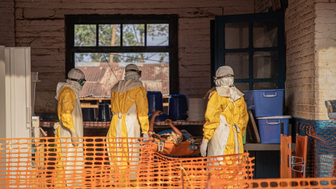 Personal sanitario acompaña a un paciente con ébola a un centro de tratamiento en Mongbwalu, a 20 de junio de 2026.
