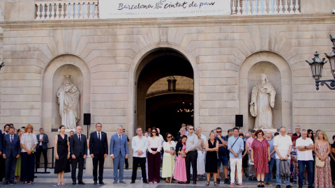Minut de silenci a plaça Sant Jaume amb un cartell al balcó de l'Ajuntament amb el missatge Barcelona ciutat de pau Minut de silenci a plaça Sant Jaume amb un cartell al balcó de l'Ajuntament amb el missatge Barcelona ciutat de pau