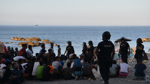 Cientos de personas migrantes reciben atención sanitaria de profesionales del INGESA y voluntarios de Cruz Roja, en Ceuta.