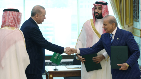 Firma del Acuerdo de la Meca. En la fotografía aparecen Tayyip Erdogan, presidente turco, Shehbaz Sharif, el primer ministro pakistaní y Mohammed bin Salman, el príncipe heredero de Arabia Saudí. Firma del Acuerdo de la Meca. En la fotografía aparecen Tayyip Erdogan, presidente turco, Shehbaz Sharif, el primer ministro pakistaní y Mohammed bin Salman, el príncipe heredero de Arabia Saudí.