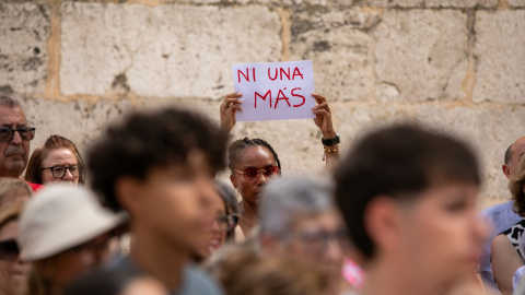Una pancarta con el lema "Ni una más" durante un minuto de silencio por el asesinato machista en Alameda de la Sagra el pasado 22 de julio. Una pancarta con el lema "Ni una más" durante un minuto de silencio por el asesinato machista en Alameda de la Sagra el pasado 22 de julio.
