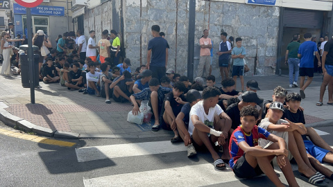 Un grupo de menores espera para ser filiado en una comisaría de la Policía Nacional, a 10 de agosto de 2026, en Ceuta. Un grupo de menores espera para ser filiado en una comisaría de la Policía Nacional, a 10 de agosto de 2026, en Ceuta.