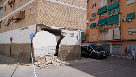 terremoto-granada Si estás dentro de un edificio, aléjate de ventanas, lámparas y muebles que puedan caer.