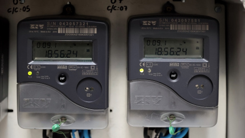 Imagen de dos contadores eléctricos en un edificio de Madrid. Imagen de dos contadores eléctricos en un edificio de Madrid.