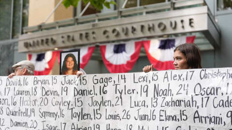 Manifestantes y activistas se reúnen frente al Tribunal Federal de Distrito de Oakland con motivo del histórico juicio federal contra Meta, la empresa matriz de Facebook e Instagram. Manifestantes y activistas se reúnen frente al Tribunal Federal de Distrito de Oakland con motivo del histórico juicio federal contra Meta, la empresa matriz de Facebook e Instagram.