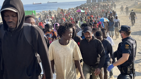 Traslado de migrantes de la playa del Trampolín en Ceuta a los espacios temporales habilitados por el Gobierno Traslado de migrantes de la playa del Trampolín en Ceuta a los espacios temporales habilitados por el Gobierno