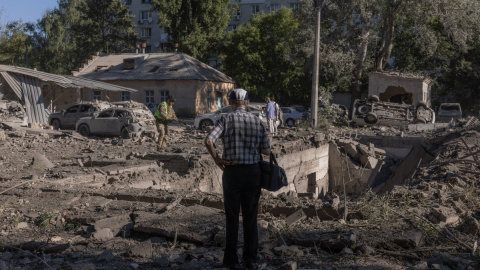 Una persona junto a coches y edificios dañados en el ataque ruso contra Kiev, el 20 de agosto de 2026, en medio de la invasión rusa de Ucrania. Una persona junto a coches y edificios dañados en el ataque ruso contra Kiev, el 20 de agosto de 2026, en medio de la invasión rusa de Ucrania.