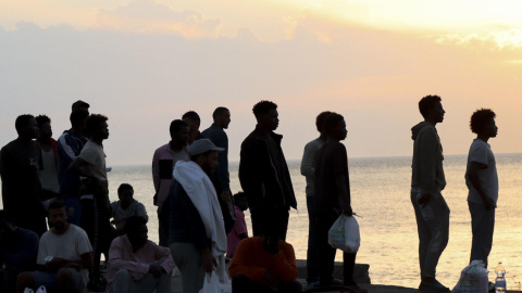 Migrantes desalojados de la playa del Trampolín en Ceuta tras habilitarse un espacio para su acogida el 20 de agosto de 2026. Migrantes desalojados de la playa del Trampolín en Ceuta tras habilitarse un espacio para su acogida el 20 de agosto de 2026.
