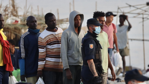 Policías proceden al desalojo de migrantes de la playa del Trampolín en Ceuta. Policías proceden al desalojo de migrantes de la playa del Trampolín en Ceuta.