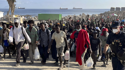 Personas migrantes siendo trasladadas con sus pertenencias hacia los dispositivos de acogida temporales habilitados por el Gobierno en Ceuta. Personas migrantes siendo trasladadas con sus pertenencias hacia los dispositivos de acogida temporales habilitados por el Gobierno en Ceuta.