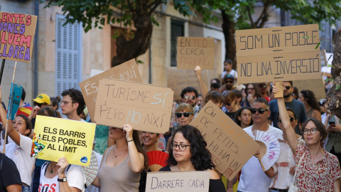 Decenas de personas durante una manifestación contra la masificación turística en Mallorca. Decenas de personas durante una manifestación contra la masificación turística en Mallorca.