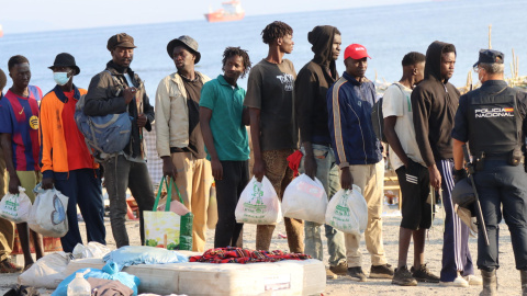 Agentes parte del dispositivo de seguridad acompañan a las personas migrantes llegadas a Ceuta en su desalojo de la Playa del Trampolín. Agentes parte del dispositivo de seguridad acompañan a las personas migrantes llegadas a Ceuta en su desalojo de la Playa del Trampolín.