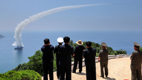 Kim Jong-un observando las pruebas de rendimiento de los principales sistemas de armamento del destructor Kang Kon el pasado 3 de julio. Kim Jong-un observando las pruebas de rendimiento de los principales sistemas de armamento del destructor Kang Kon el pasado 3 de julio.