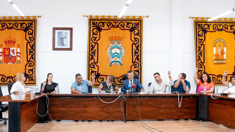 El pleno del Ayuntamiento de Carboneras vota la propuesta de revisión de la licencia de obras del hotel El Algarrobico, a 7 de julio de 2026. El pleno del Ayuntamiento de Carboneras vota la propuesta de revisión de la licencia de obras del hotel El Algarrobico, a 7 de julio de 2026.