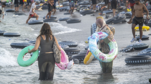 Varios migrantes tras llegar a nado a Ceuta. Varios migrantes tras llegar a nado a Ceuta.