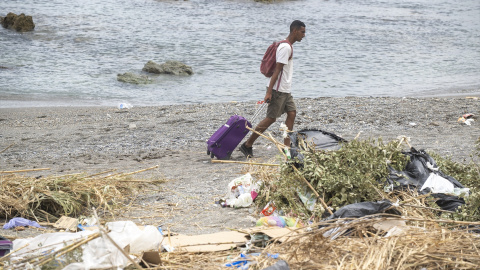 Imágenes del desalojo del campamento improvisado en Ceuta en la playa del Trampolín. Imágenes del desalojo del campamento improvisado en Ceuta en la playa del Trampolín.