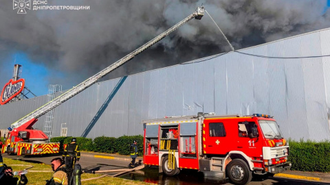 Firefighters work at a site of a shopping centre hit by a Russian drones attack, amid Russia's attack on Ukraine, in Kryvyi Rih, Dnipropetrovsk region, Ukraine, in this handout picture released August 21, 2026.   Press service of the State Emergency Service of Ukraine in Dnipropetrovsk region/Handout via REUTERS ATTENTION EDITORS - THIS IMAGE HAS BEEN SUPPLIED BY A THIRD PARTY. WATERMARK FROM SOURCE. MANDATORY CREDIT. BEST QUALITY AVAILABLE.