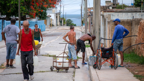 Cubanos recogiendo agua potable en Matanzas (Cuba).