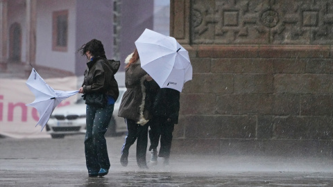 Imagen de archivo de transeúntes sufriendo fuertes lluvias. Imagen de archivo de transeúntes sufriendo fuertes lluvias.