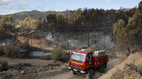Unidad de bombero en la zona calcinada por el incendio de Sagorbe. Unidad de bombero en la zona calcinada por el incendio de Sagorbe.