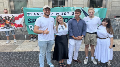 Els organitzadors de l'acte, Toni Estévez amb el diputat de VOX, Albert Terradas Els organitzadors de l'acte, Toni Estévez amb el diputat de VOX, Albert Terradas