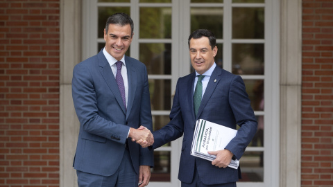 Pedro Sánchez en un apretón de manos con Moreno Bonilla en La Moncloa en una imagen de archivo.