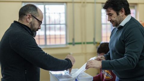 Ciudadano ejerciendo su derecho al voto en una imagen de archivo. Ciudadano ejerciendo su derecho al voto en una imagen de archivo.