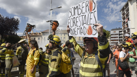 JACA, 23/08/2026.- Una manifestación convocada por el Movimiento Por la Dignidad de la Montaña pide este domingo en Jaca (Huesca) la dimisión del presidente del Gobierno de Aragón, Jorge Azcón, y el vicepresidente, Alejandro Nolasco, a los que este colectivo considera "principales responsables políticos" del incendio forestal de Las Peñas de Riglos, que ha quemado unas 14.500 hectáreas. EFE/ Javier Blasco
