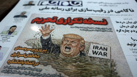 29ad9f44925b5bb1b912e7089f24a50cc54fd47cw TEHRAN (Iran (Islamic Republic Of)), 22/08/2026.- Copies of Iranian daily newspaper Jame-Jam carrying a cartoon of US president Donald Trump and title reading in Persian 'Duplicated Sanctions version' reporting the new harsh economic threat against Iran, outside a kiosk in Tehran, Iran, 22 August 2026. US President Donald Trump said the US will launch 'economic D-Day' sanctions against Iran, which he called the 'most crushing economic operation ever taken against any country,' as the Iran and US conflicts continue. (Teherán) EFE/EPA/ABEDIN TAHERKENAREH RESTRICTIONS: NO Access Israel Media/Persian Language TV Stations Outside Iran/Strictly No Access BBC Persian/VOA Persian/Manoto TV/Iran International TV. (As mandated by Iran's Directorate General for Foreign Media) --