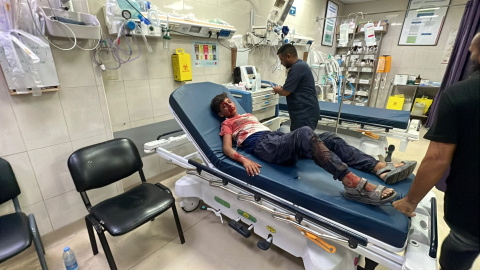 Heridos en un ataque israelí perpetrado este domingo junto a la mezquita Al Albano de la localidad de Jan Yunis, sur de Gaza, llegan al Hospital Naser para ser atendidos por los servicios médicos.