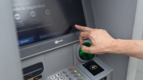 Un hombre utiliza un cajero automático en Madrid. Un hombre utiliza un cajero automático en Madrid.