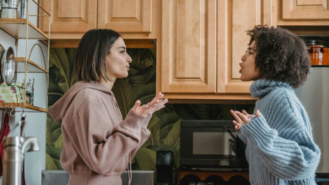 Dos personas discuten acaloradamente en una cocina. Dos personas discuten acaloradamente en una cocina.