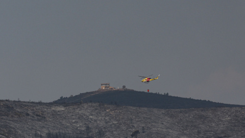 Segorbe EFE Un helicóptero sobrevuela una zona arrasada por el fuego en Segorbe, el pasado viernes 21 de agosto.