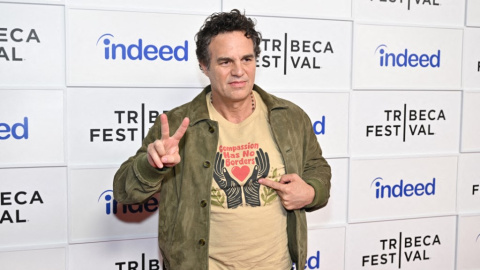 Mark Ruffalo asiste al estreno de "Hal & Harper" en 2025 con una camiseta en la que puede leerse 'Compassion has no borders'. Mark Ruffalo asiste al estreno de "Hal & Harper" en 2025 con una camiseta en la que puede leerse 'Compassion has no borders'.
