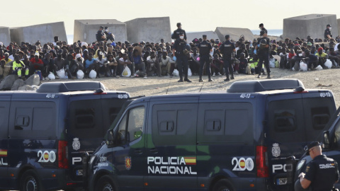 Migrantes aguardan antes de ser trasladados al nuevo centro provincial instalado en Ceuta. Migrantes aguardan antes de ser trasladados al nuevo centro provincial instalado en Ceuta.