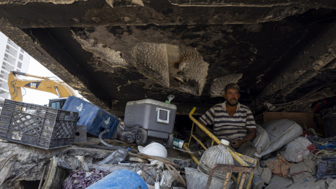 Una persona espera bajo los escombros de un edificio afectado por el doble terremoto del 24 de junio, en Caraballeda (Venezuela).